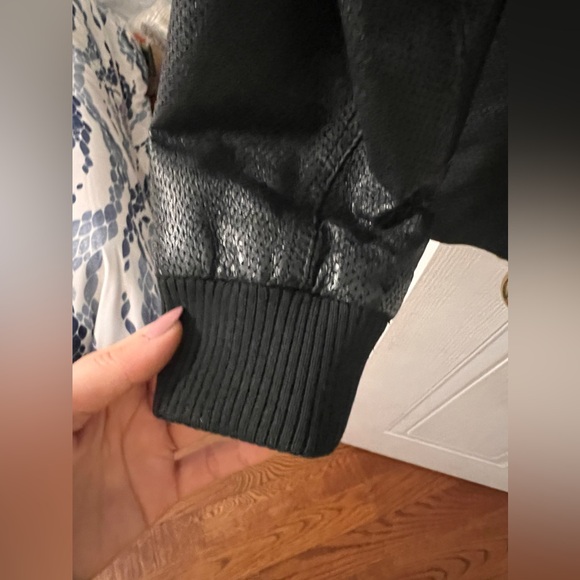 Mint condition leather jacket with a hoodie like inside - Picture 11 of 12